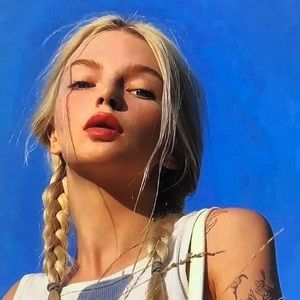 Meet your Posher, Elaine